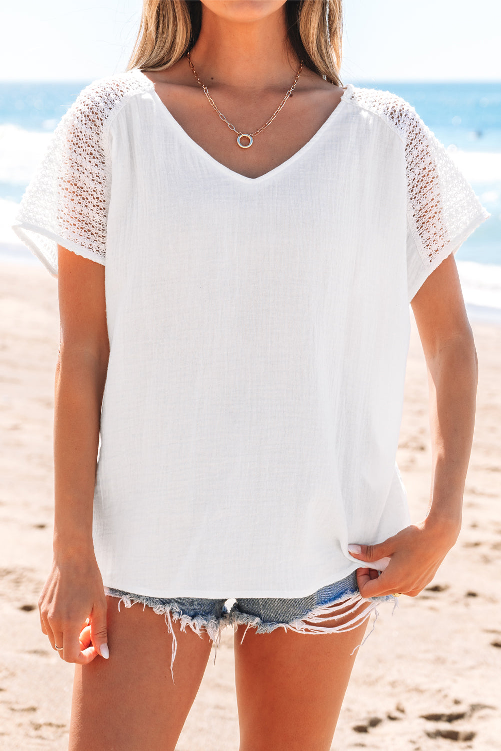 T-shirt à col en V et boutons texturés en dentelle crochetée