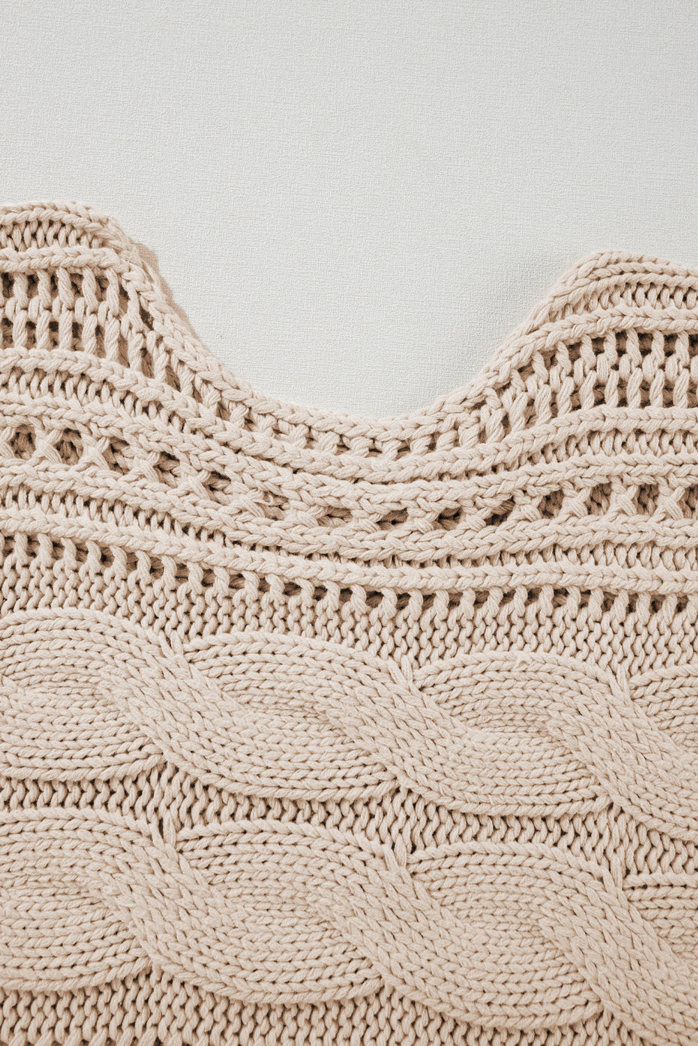 Pull court en tricot torsadé ajouré
