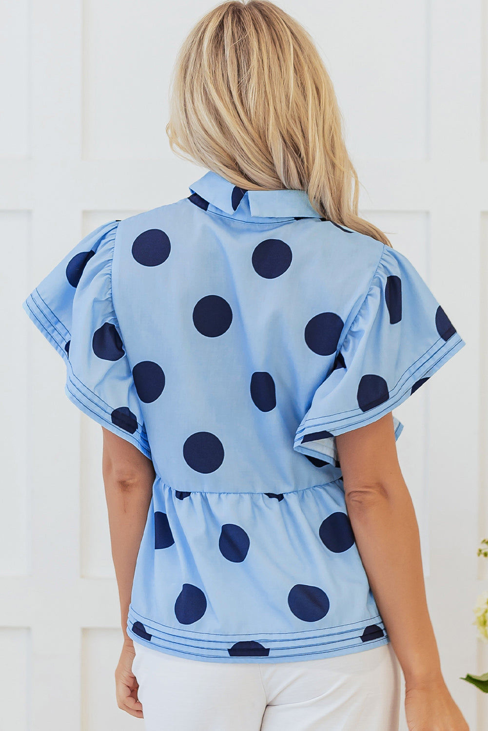 Blouse a col boutonné a manches courtes et a volants imprimé a pois