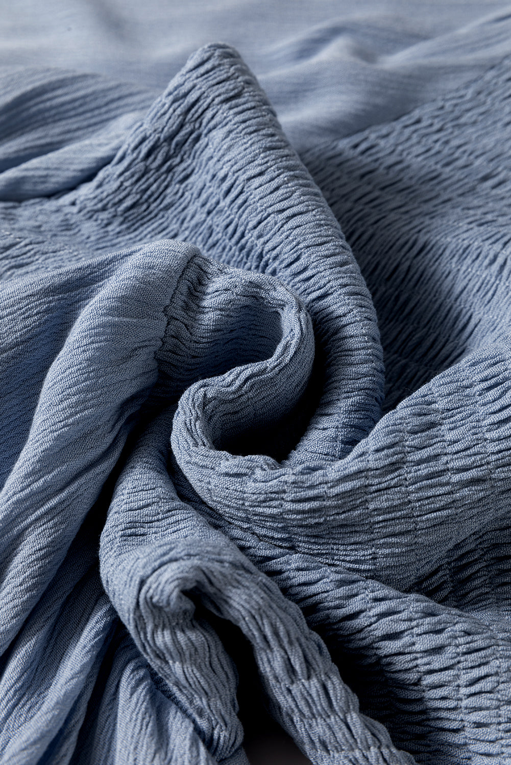 Mini-robe smockée a plusieurs niveaux et manches longues, col en V