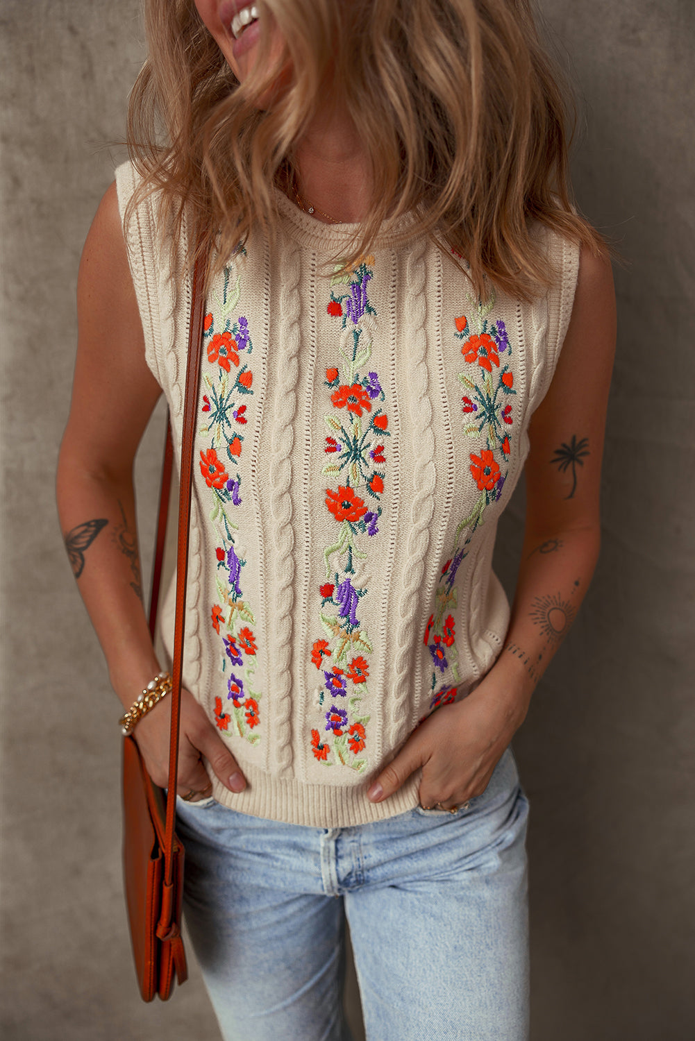 Gilet pull en tricot torsadé floral brodé