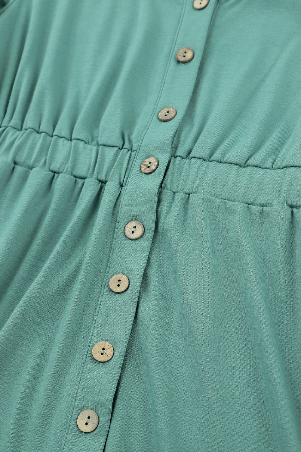 Robe boutonnée a manches longues et taille haute