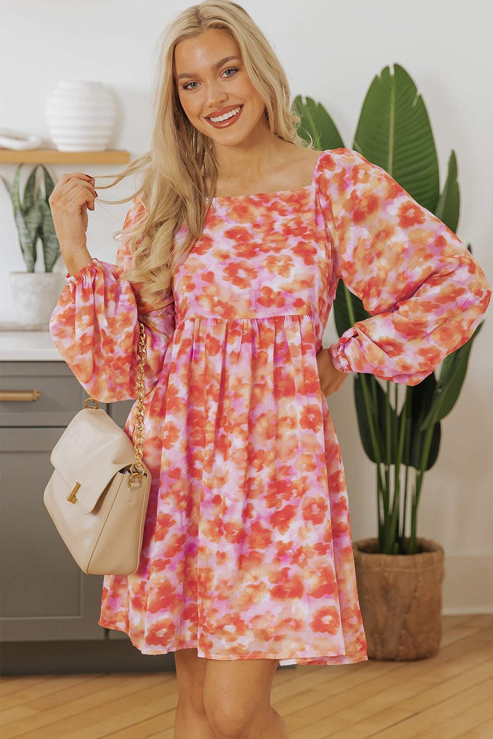Mini-robe taille haute a imprimé floral et col carré