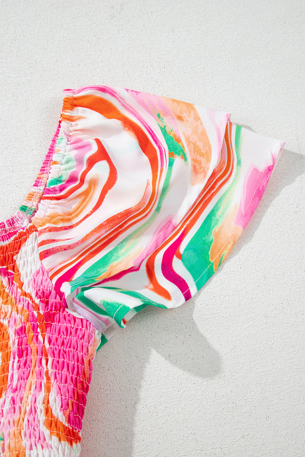 Robe longue à imprimé abstrait, manches à volants et buste froncé
