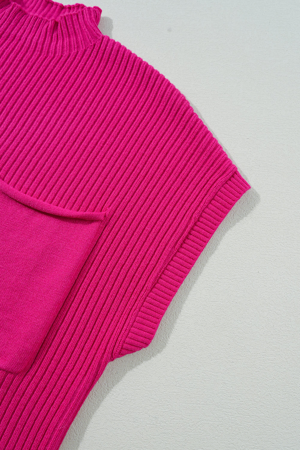 Pull a manches courtes en tricot côtelé avec poche plaquée