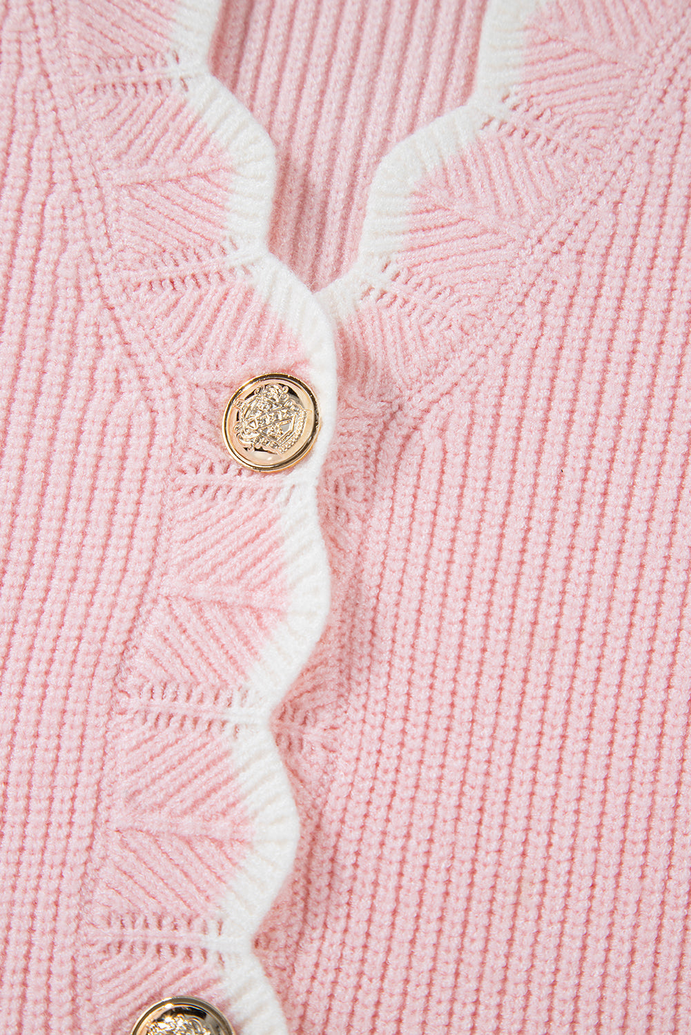 Cardigan boutonné avec poches latérales et bords festonnés en tricot côtelé
