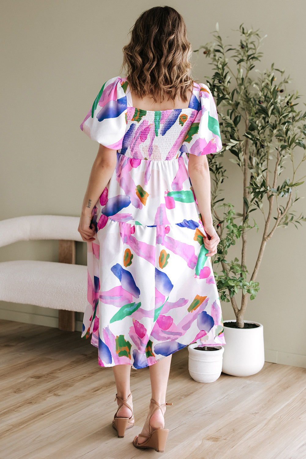 Robe midi à manches bouffantes et dos froncé à imprimé abstrait