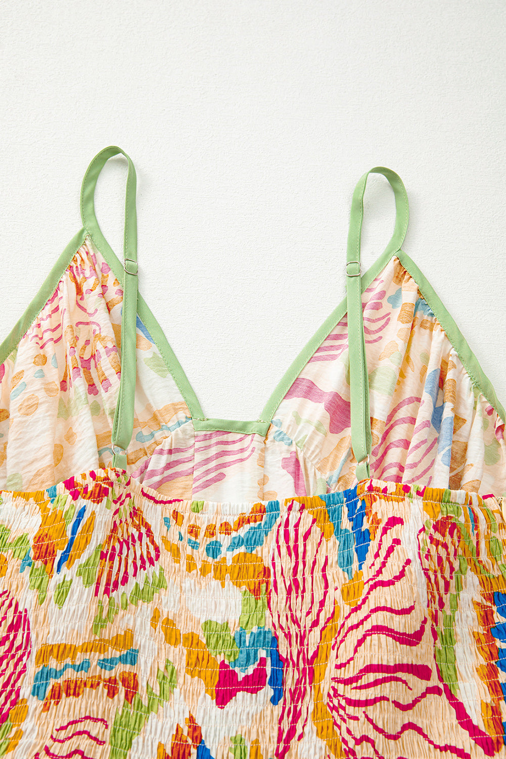 Robe longue à bretelles spaghetti et imprimé abstrait avec détails passepoilés