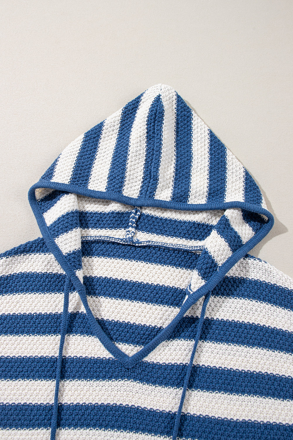 Pull a capuche avec poche et col en V