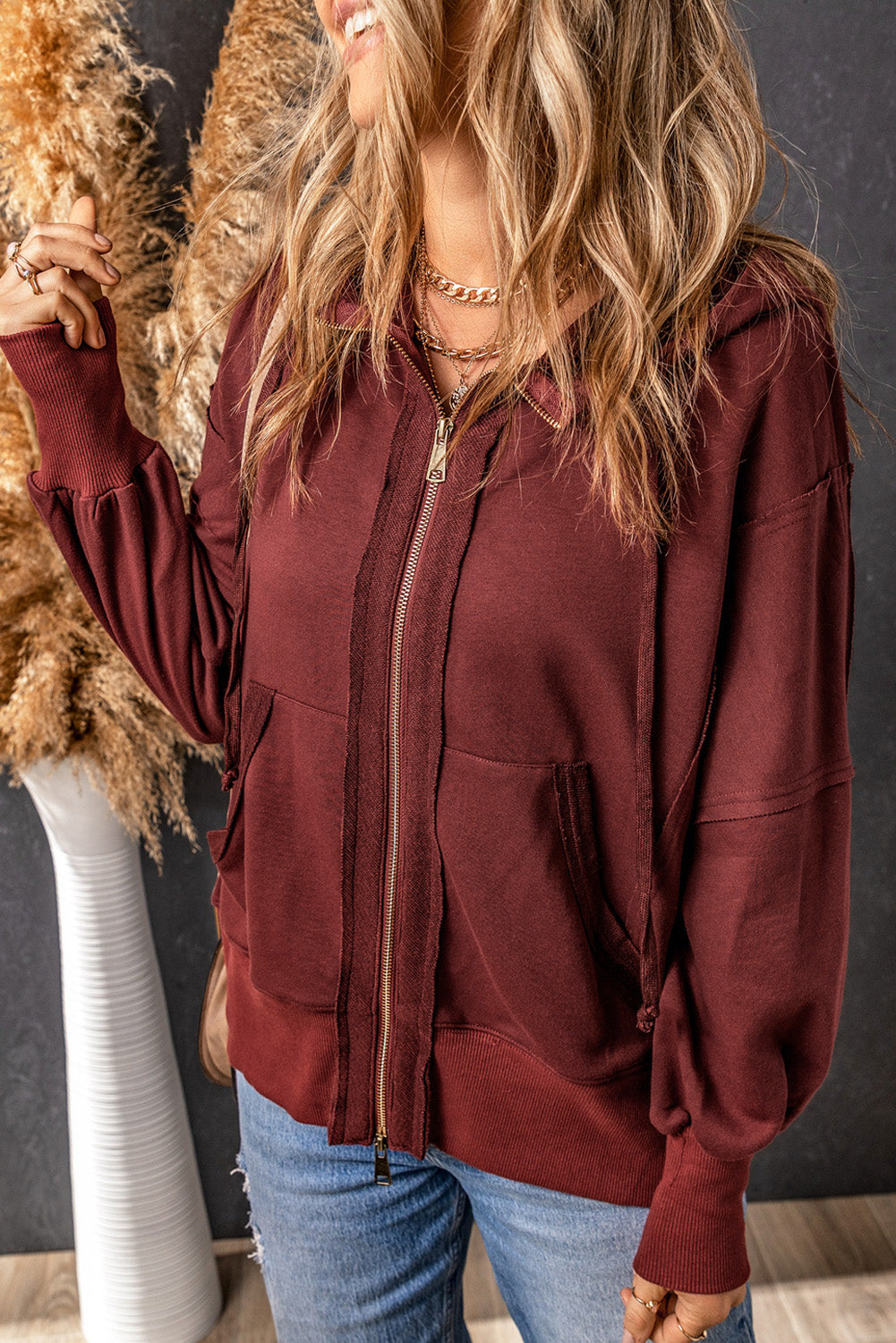 Sweat à capuche zippé à coutures exposées et bords bruts