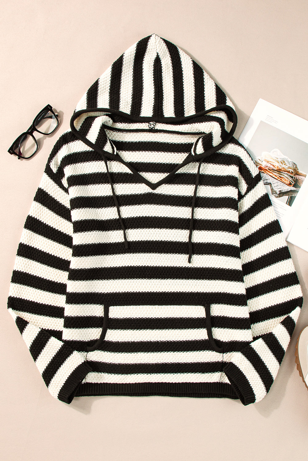 Pull a capuche avec poche et col en V