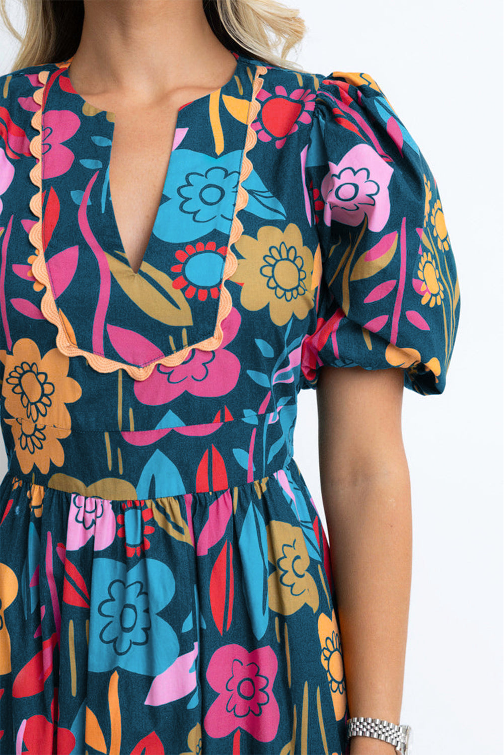 Robe longue rétro à imprimé floral et col fendu