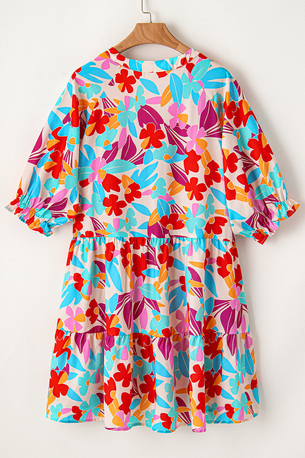 Robe grande taille fleurie à volants et col en V