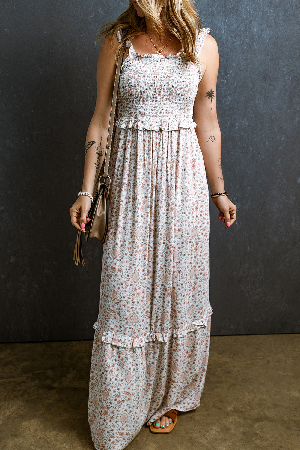 Robe longue florale froncée à bretelles et à volants en dentelle