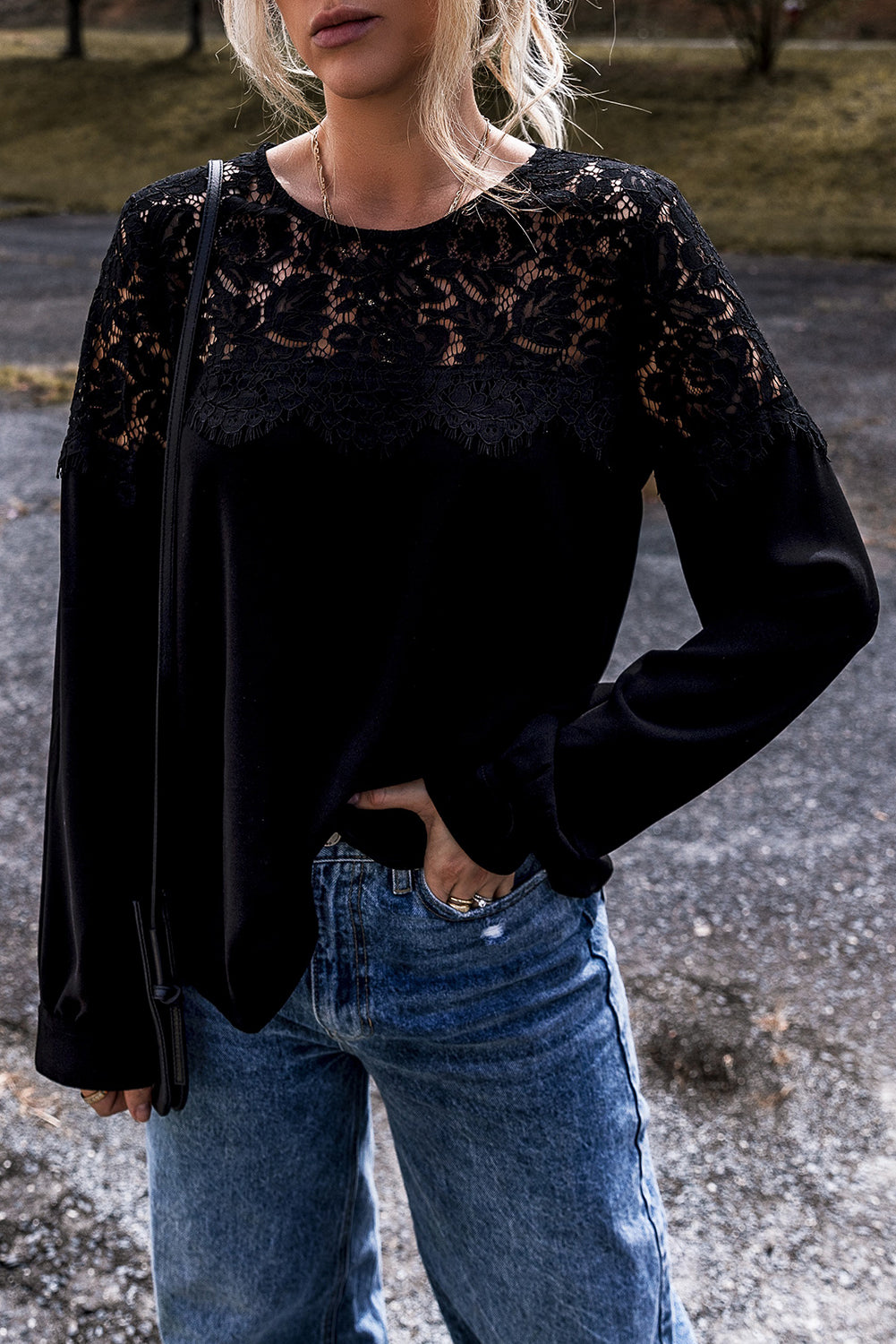 Haut a manches longues et col rond en dentelle au crochet