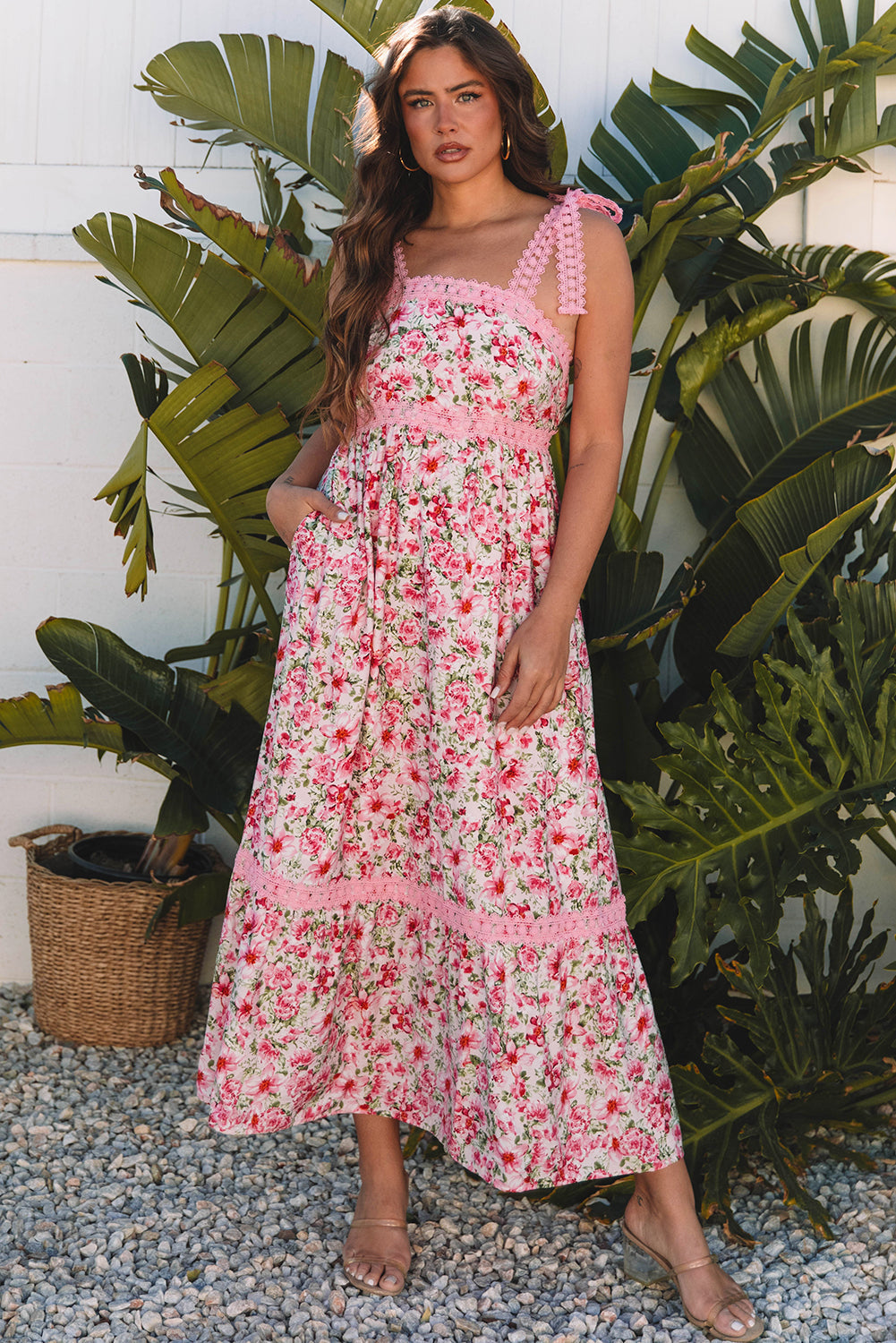 Robe longue taille empire en dentelle florale avec bretelles nouées