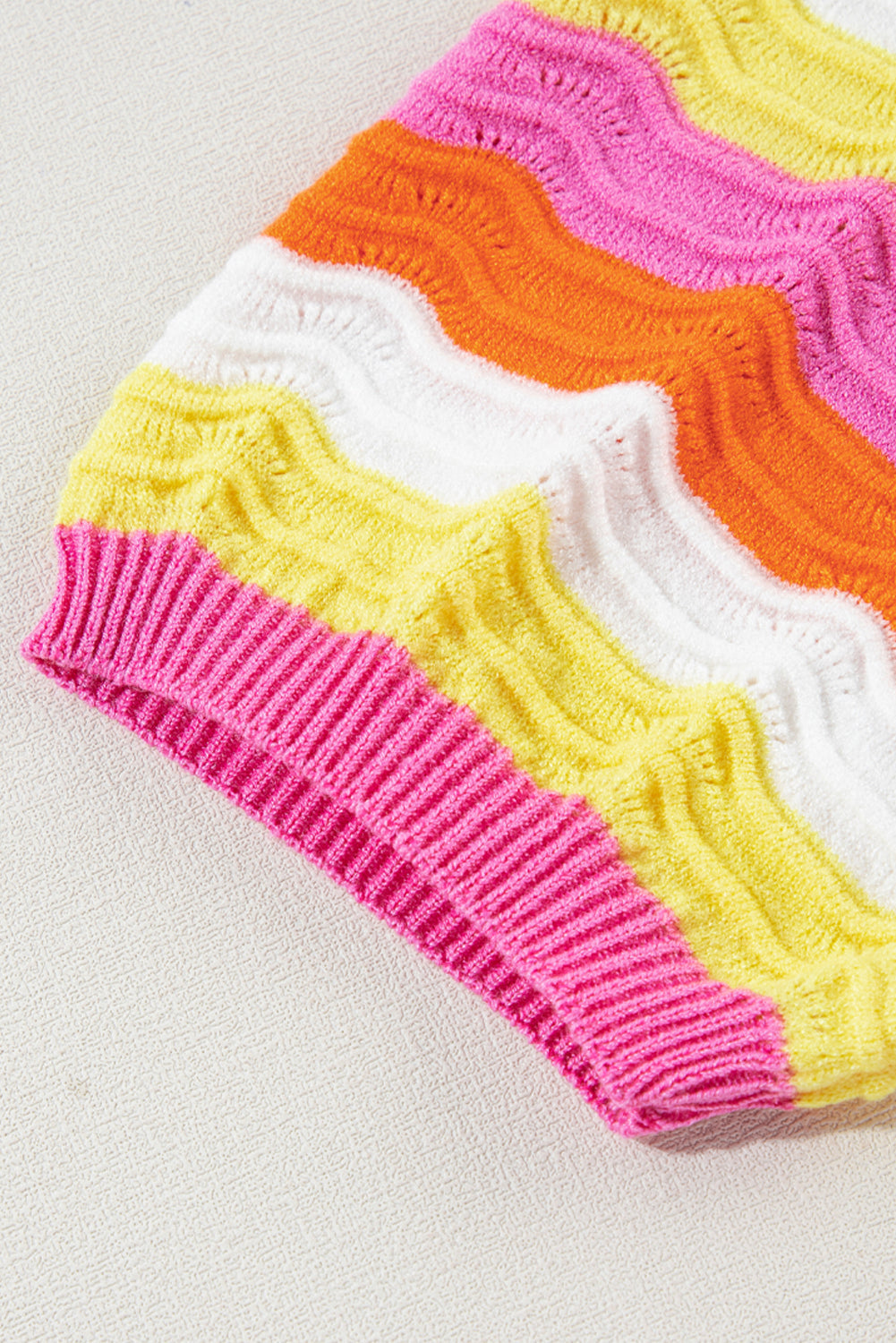 Haut pull en tricot côtelé a manches contrastées