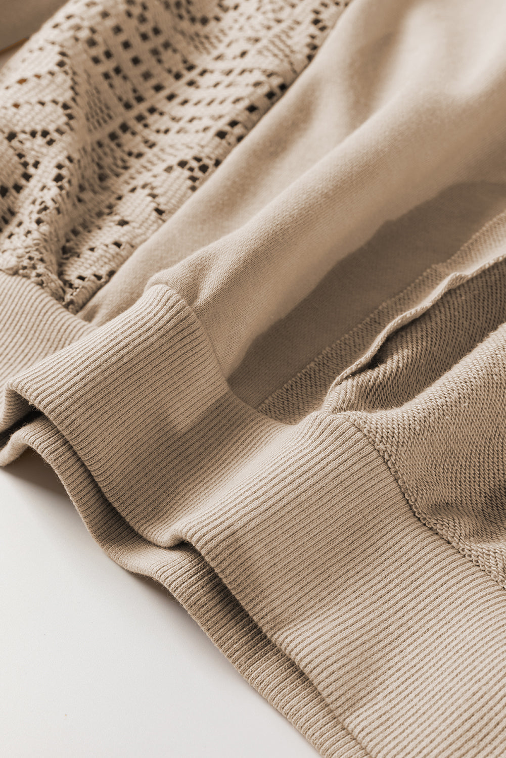 Sweat-shirt en tricot au crochet avec coutures apparentes et bordure côtelée