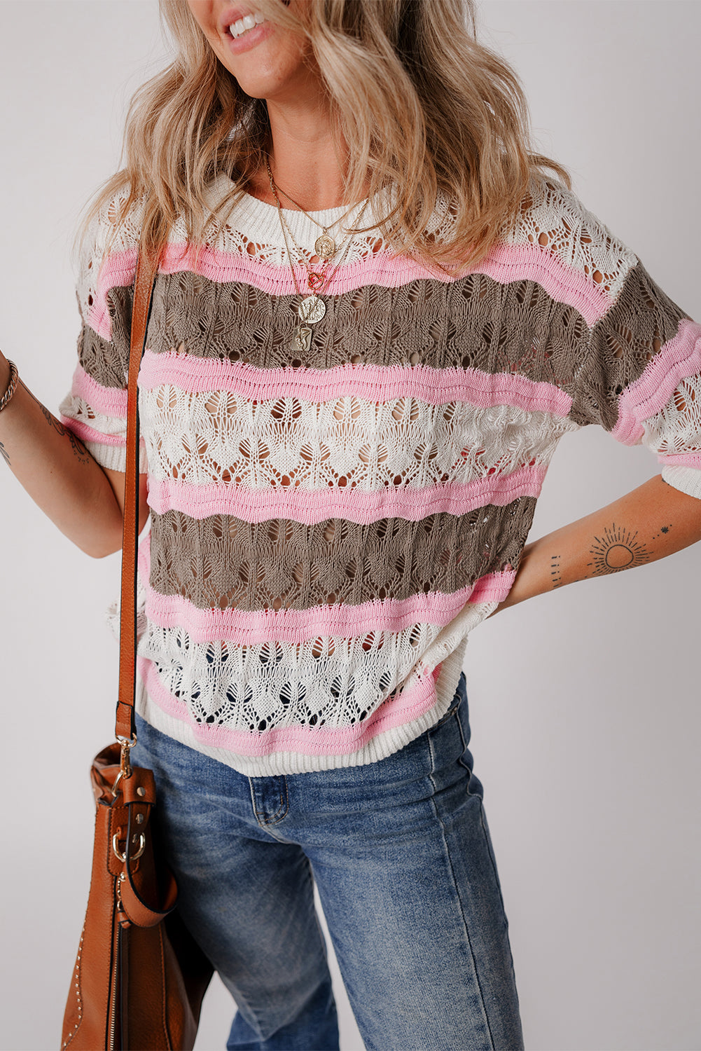 Pull a manches mi-longues en crochet ajouré avec blocs de couleurs
