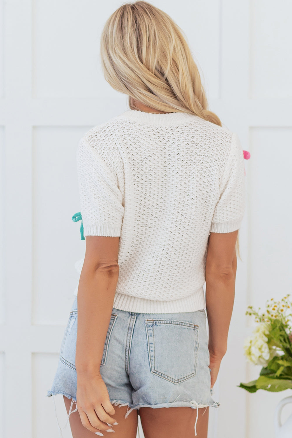 Pull a manches courtes et col montant en tricot avec nœud coloré