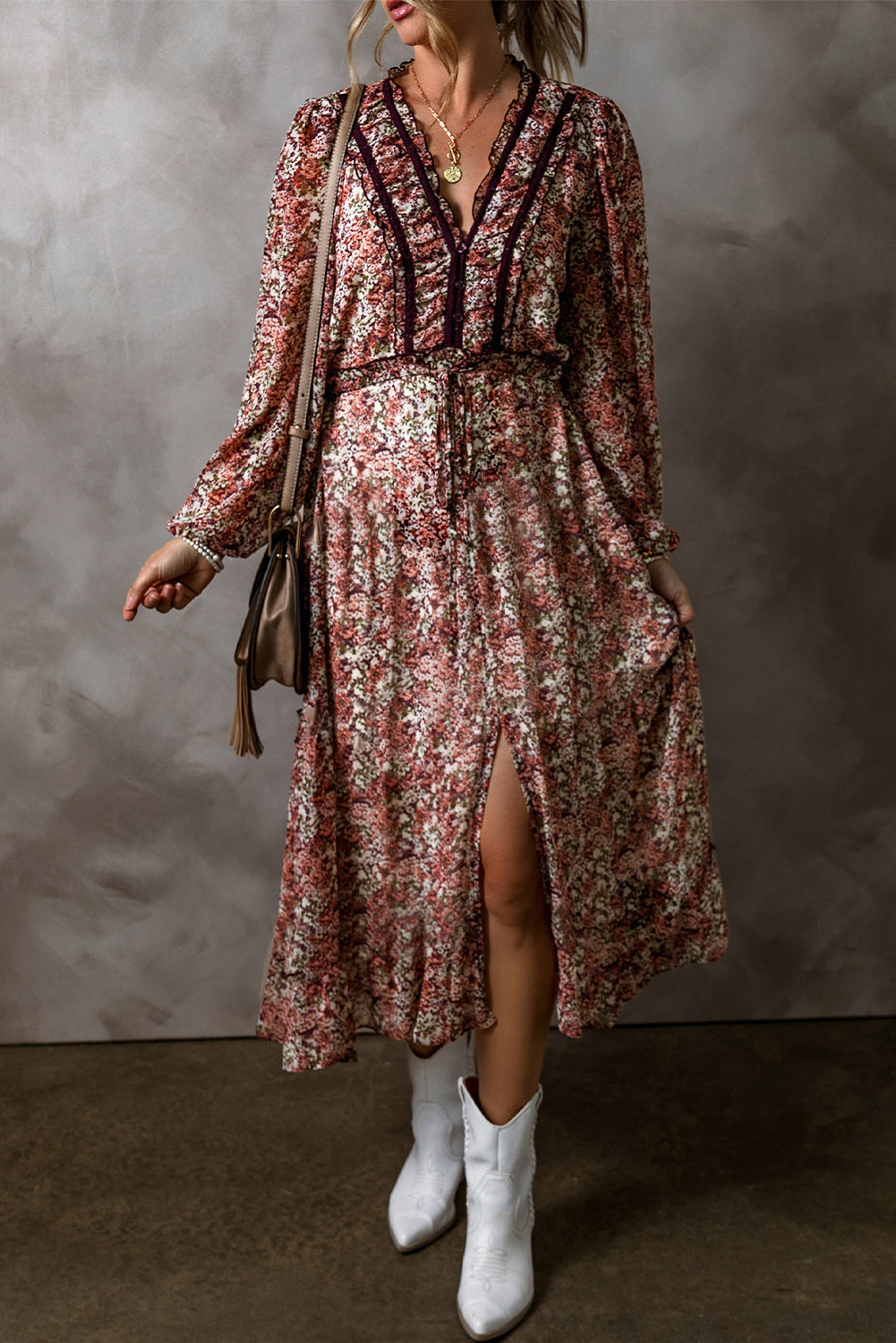 Robe midi a imprimé floral fendue sur le devant et volants a plusieurs niveaux et col en V