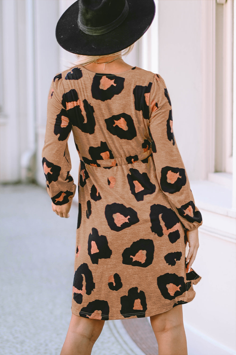 Robe en tricot ample à manches bulles et boutons imprimés sur le devant