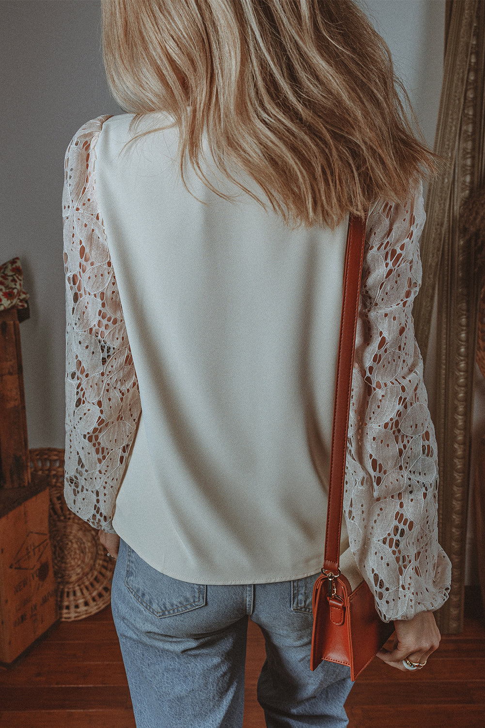 Blouse festonnée a manches lanternes creuses en dentelle a encolure en V
