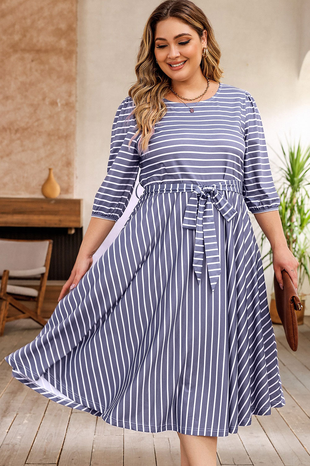 Robe rayée nouée à la taille, manches 3/4, grande taille