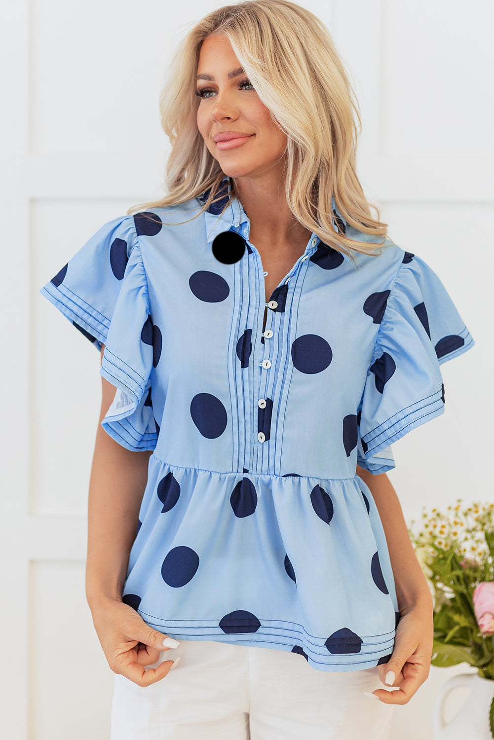 Blouse a col boutonné a manches courtes et a volants imprimé a pois