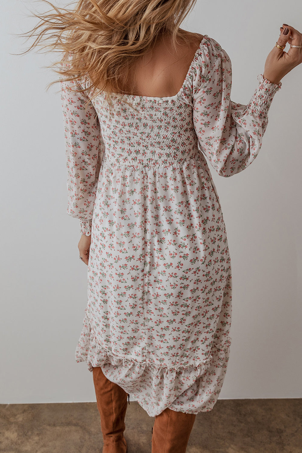 Robe midi froncée a imprimé floral et ourlet a volants, col carré