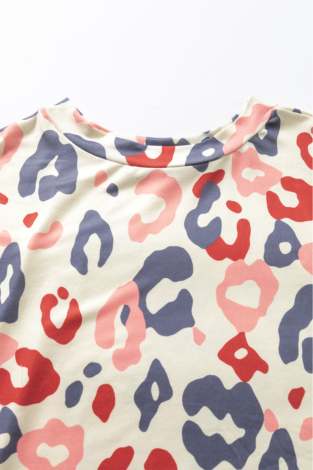 Blouse colorée à manches chauve-souris et imprimé léopard
