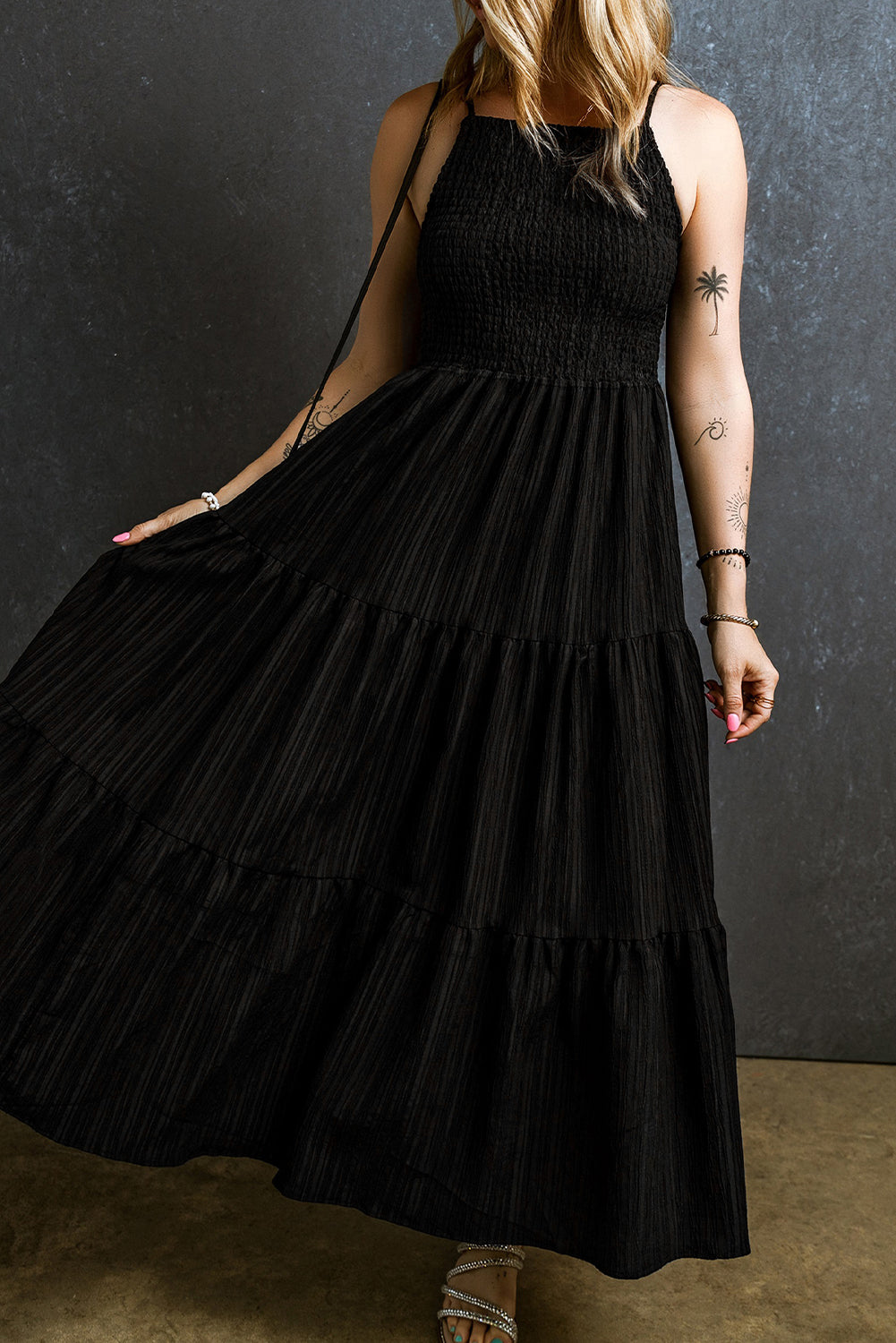 Robe longue smockée plissée à plusieurs niveaux et bretelles spaghetti