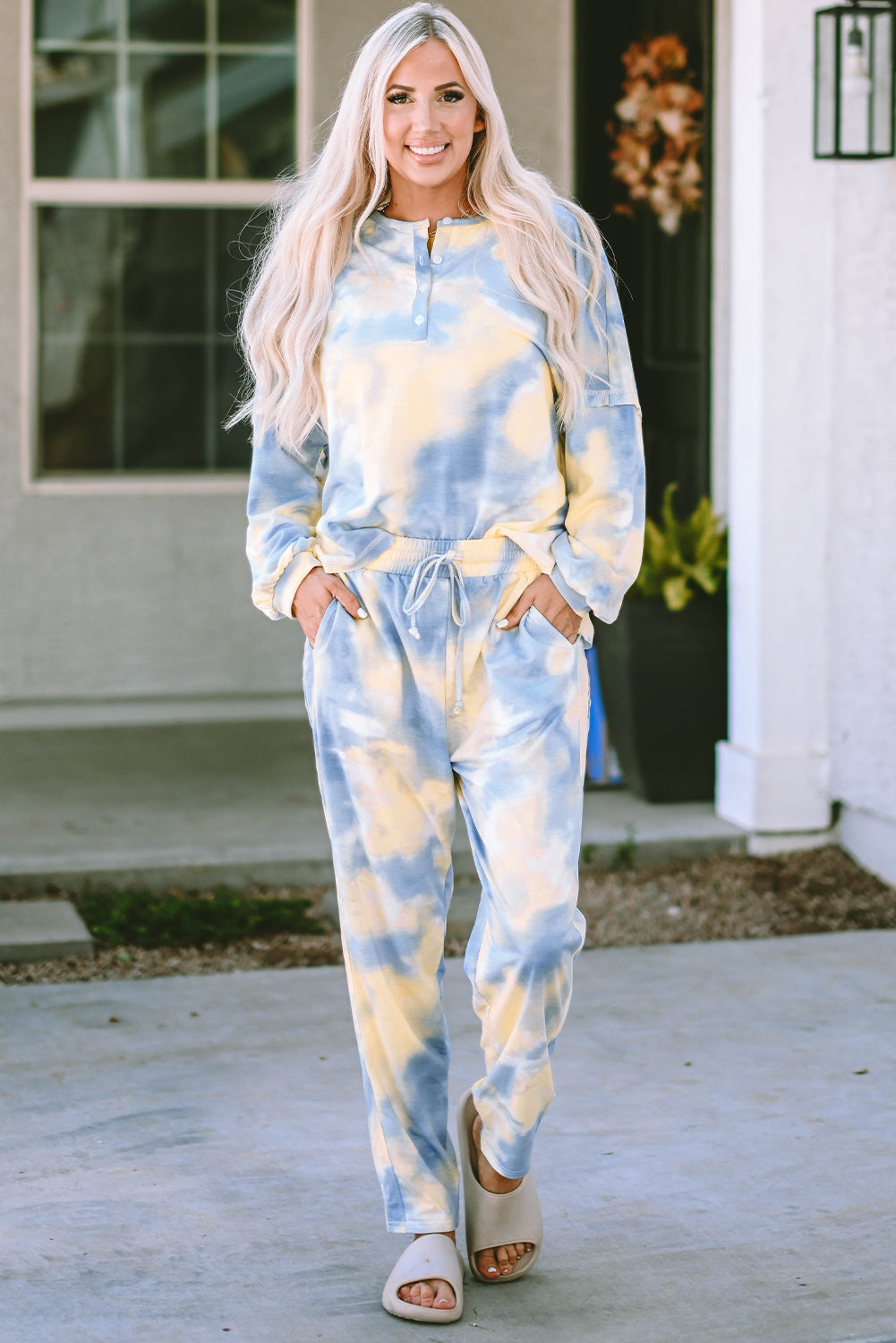 Tenue avec haut Henley tie-dye et pantalon à cordon de serrage