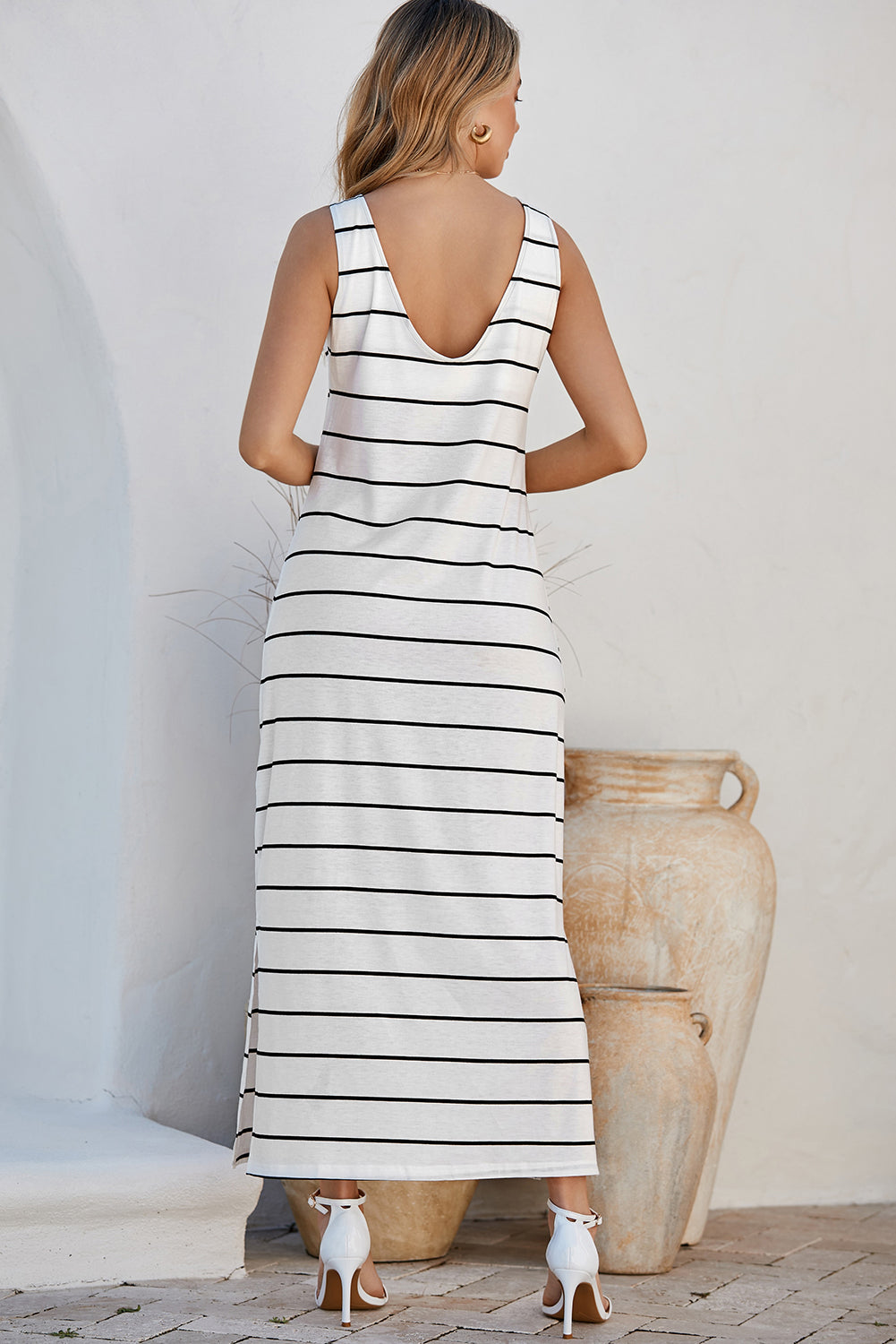 Robe longue sans manches à imprimé rayé et dos nu avec fentes