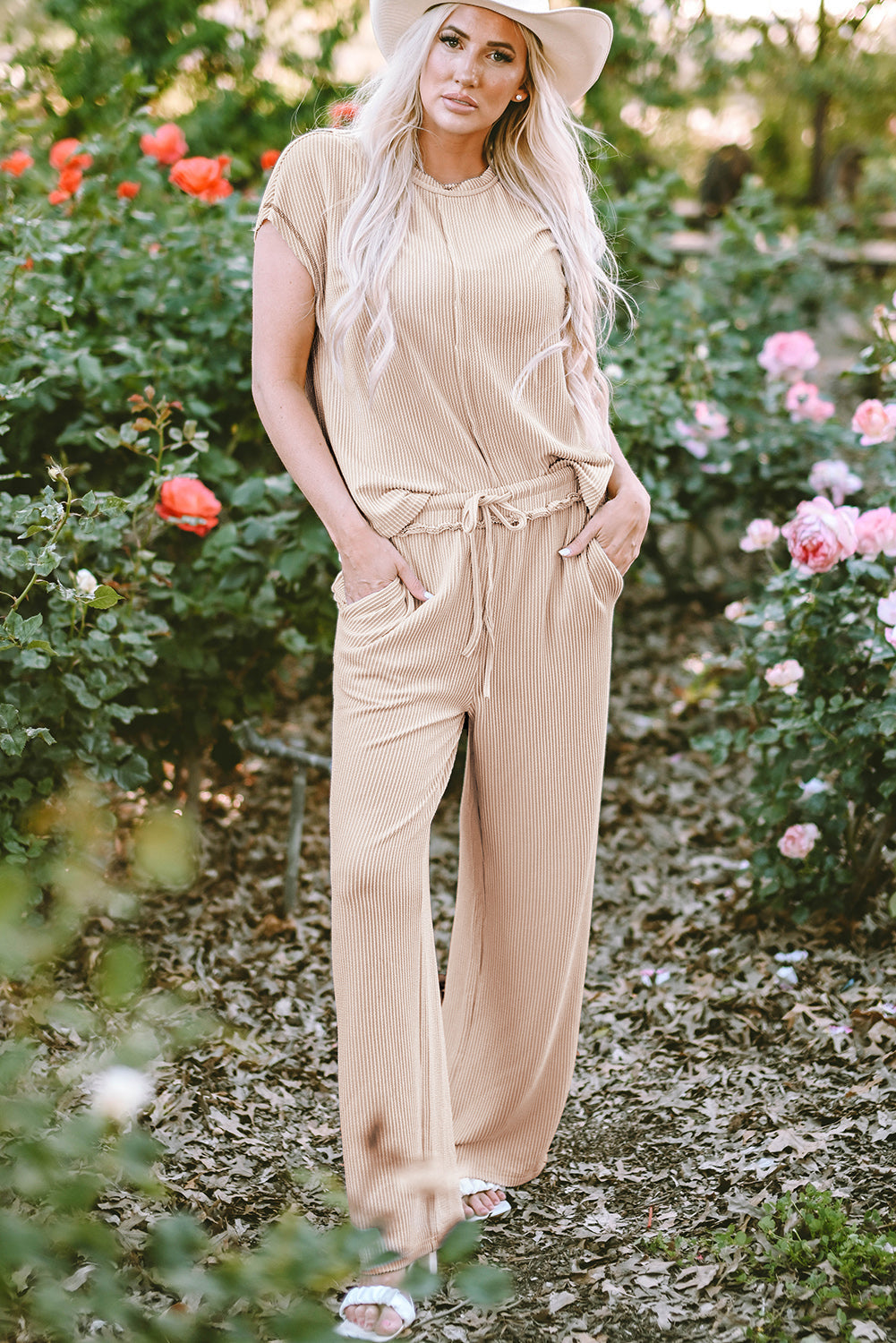 Tenue deux pièces t-shirt et pantalon côtelés à coutures apparentes