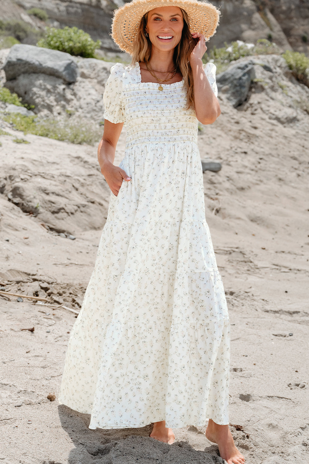 Robe longue florale à volants et corsage froncé à plusieurs niveaux