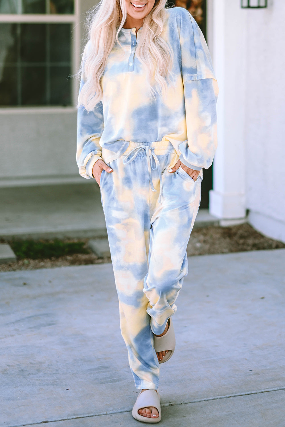 Tenue avec haut Henley tie-dye et pantalon à cordon de serrage