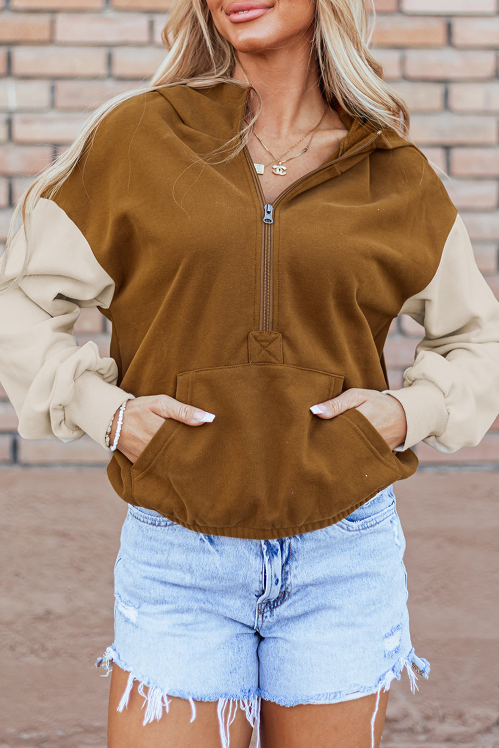 Sweat à capuche avec poche kangourou et demi-zip color block