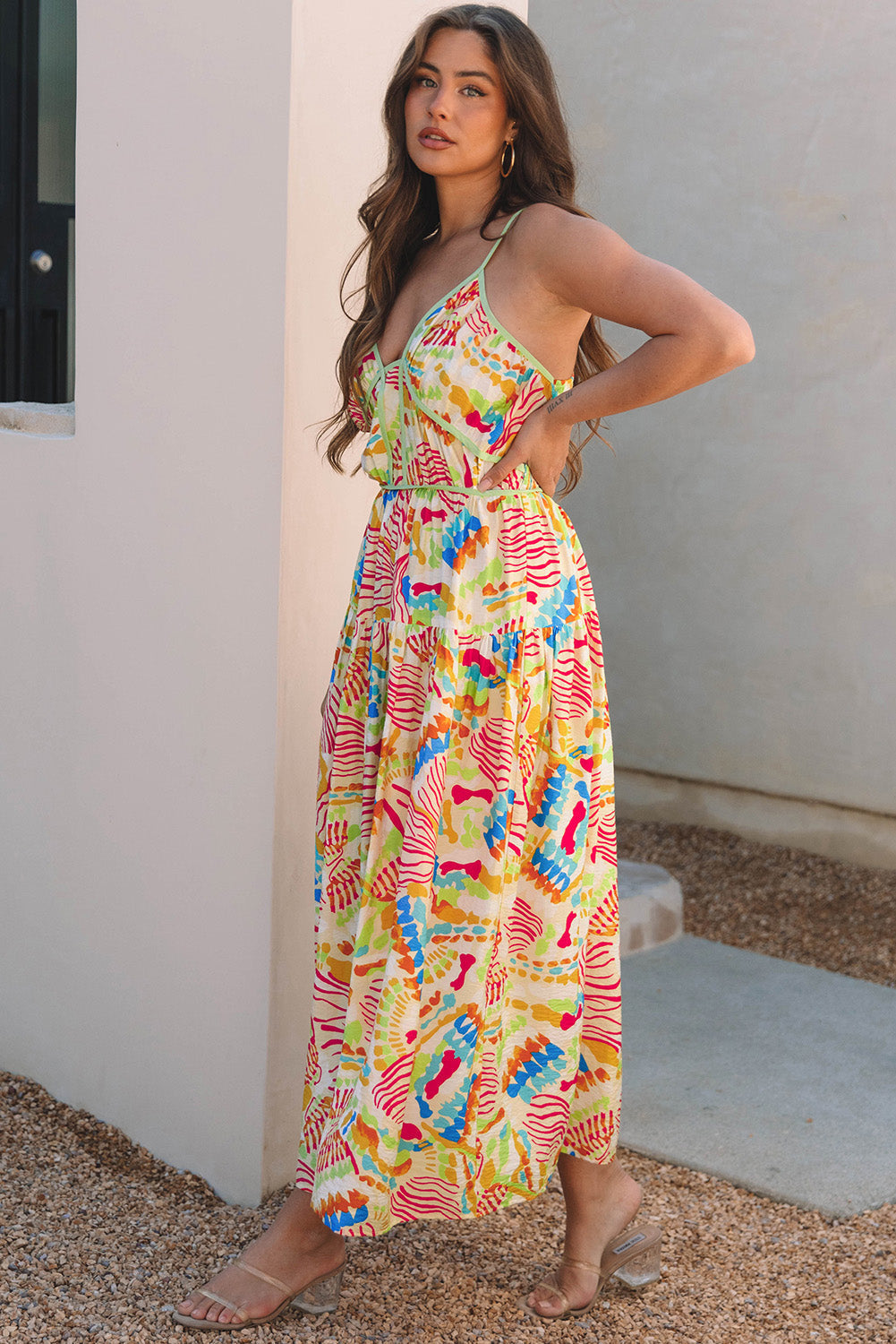 Robe longue à bretelles spaghetti et imprimé abstrait avec détails passepoilés