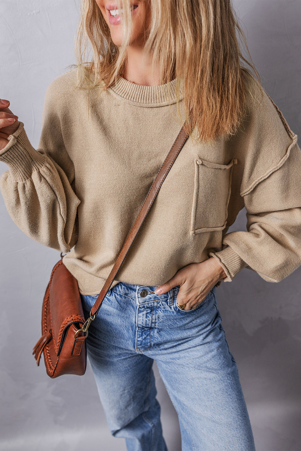 Pull ample a bords bruts et poche plaquée, coutures apparentes