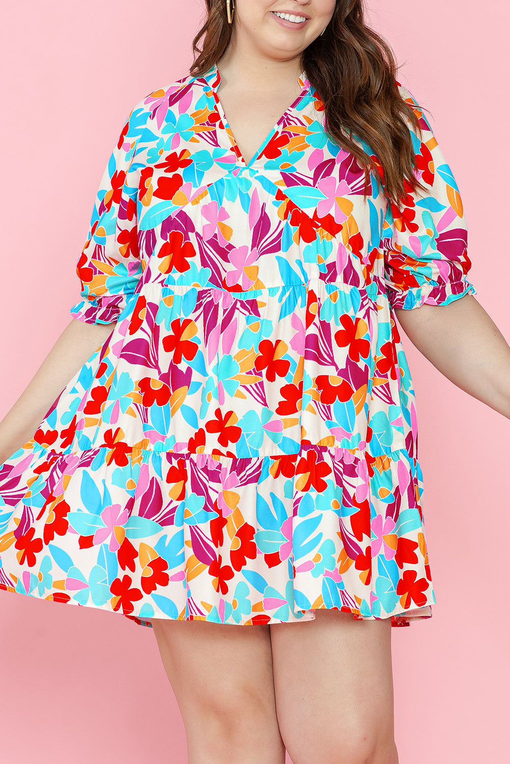 Robe grande taille fleurie à volants et col en V