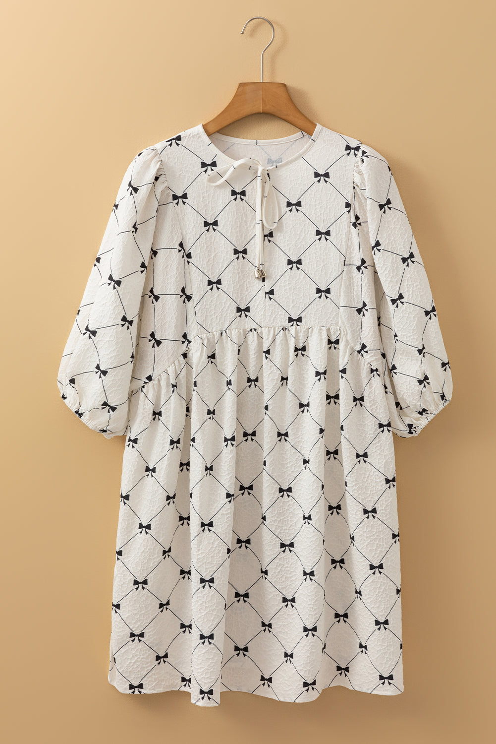 Robe courte ample à manches bouffantes texturées et motif nœud papillon