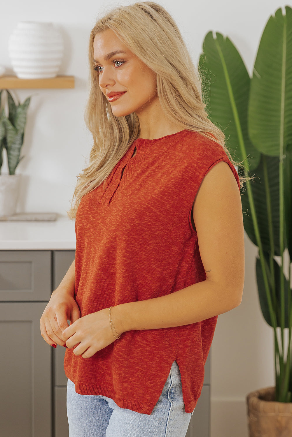 Pull a manches courtes et col en V fendu de couleur unie