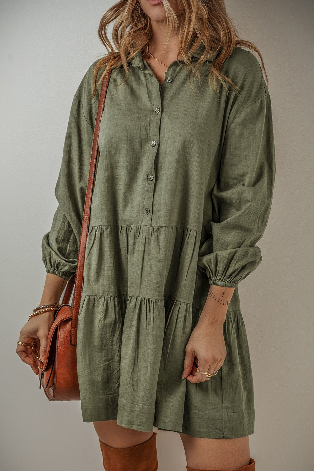 Mini-robe chemise plissée boutonnée à manches bouffantes