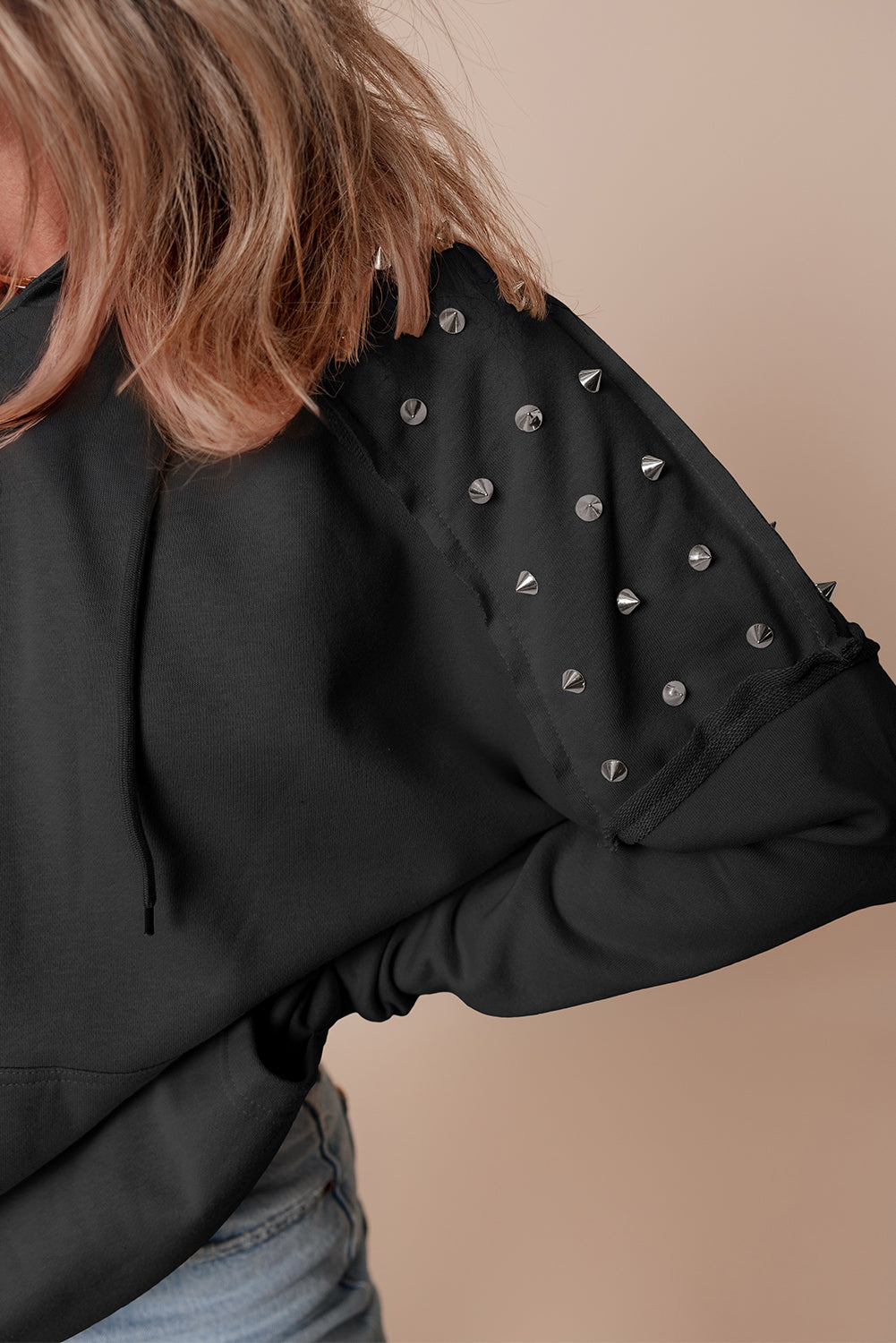 Sweat à capuche à manches raglan et rivets de couleur unie avec poche