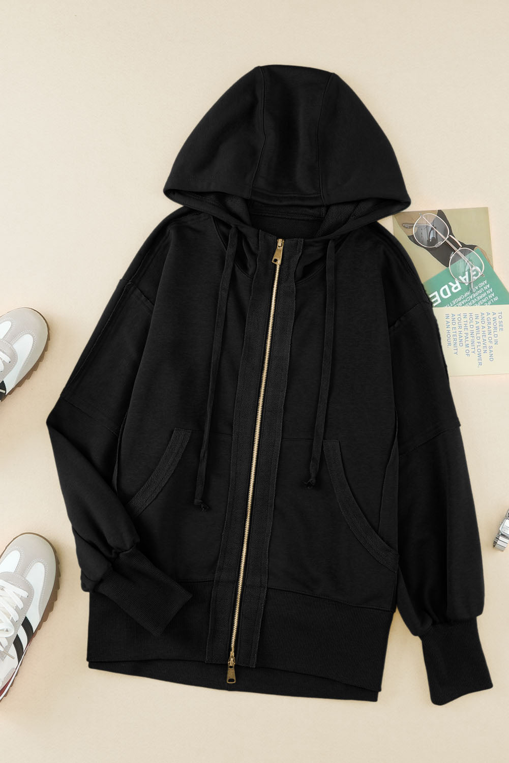Sweat à capuche zippé à coutures exposées et bords bruts