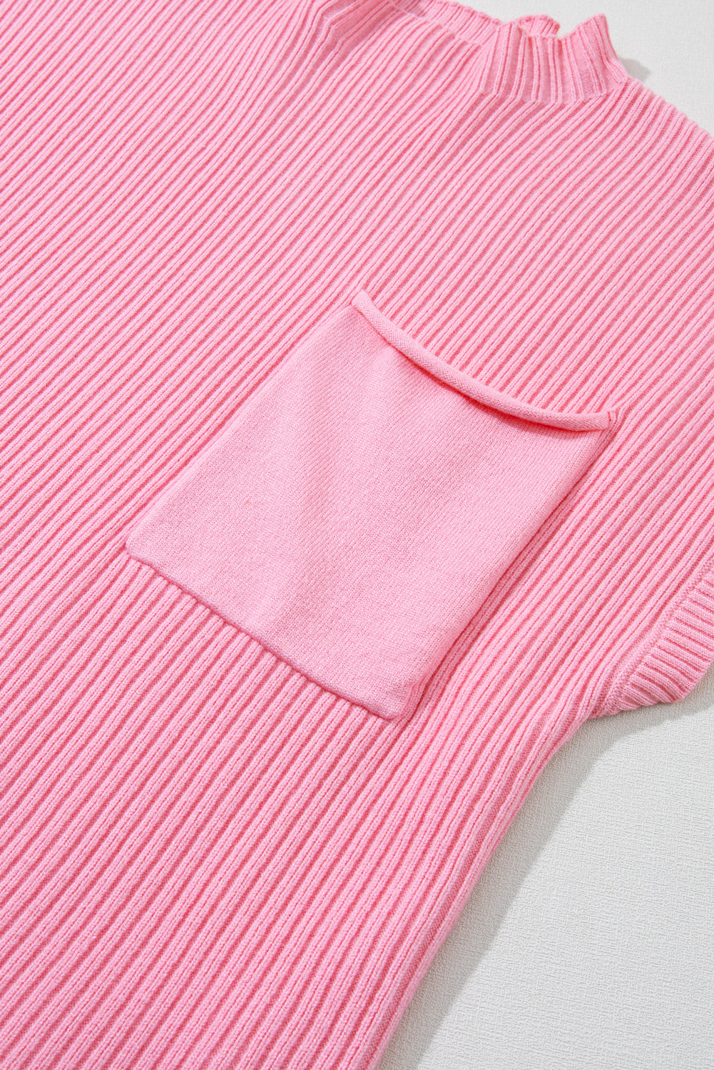 Pull a manches courtes en tricot côtelé avec poche plaquée