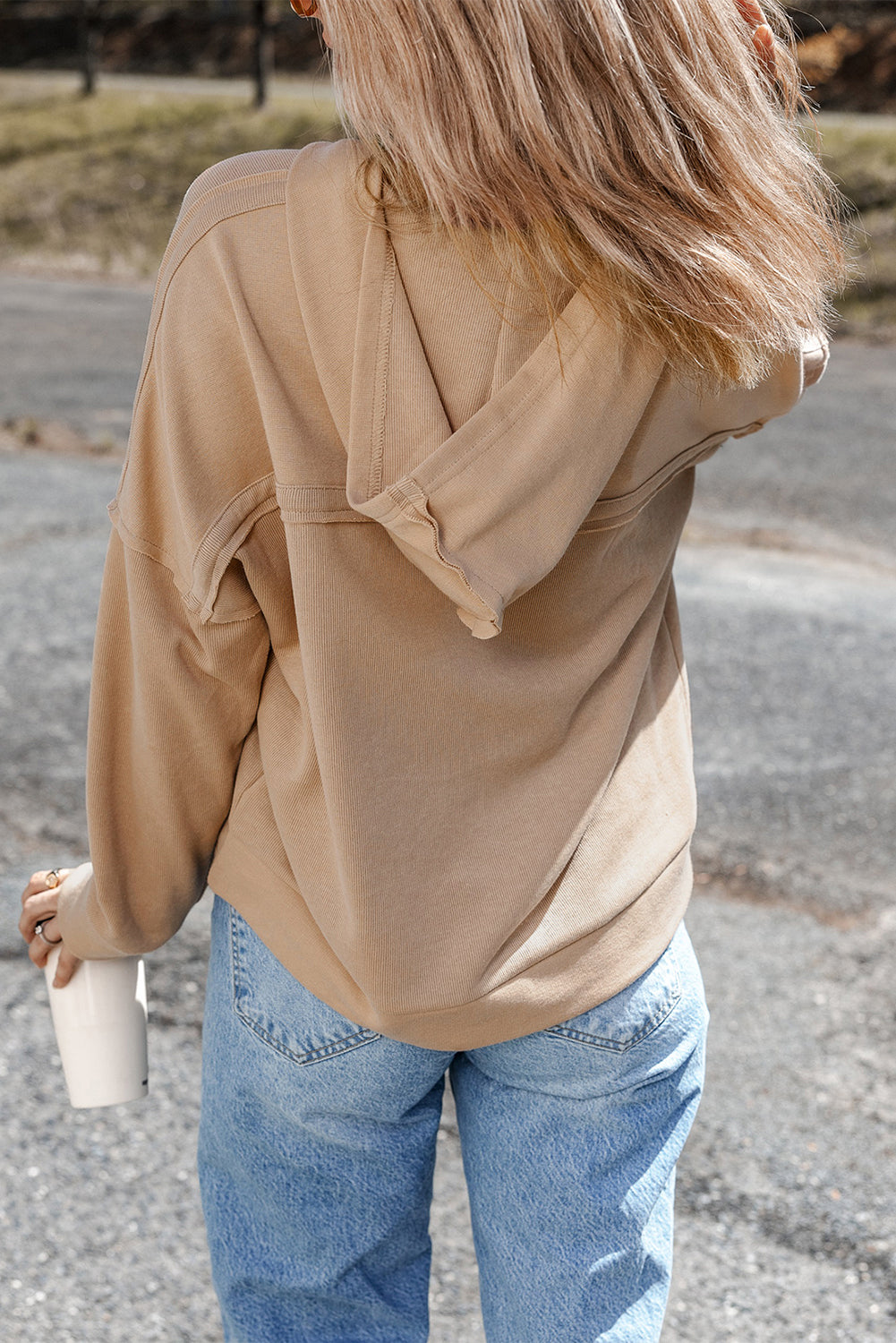 Sweat à capuche décontracté avec boutons et bordure en patchwork uni