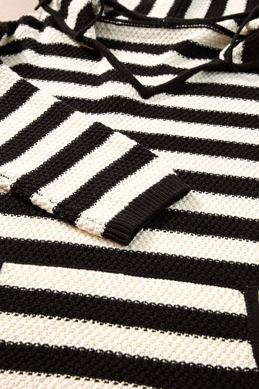 Pull a capuche avec poche et col en V