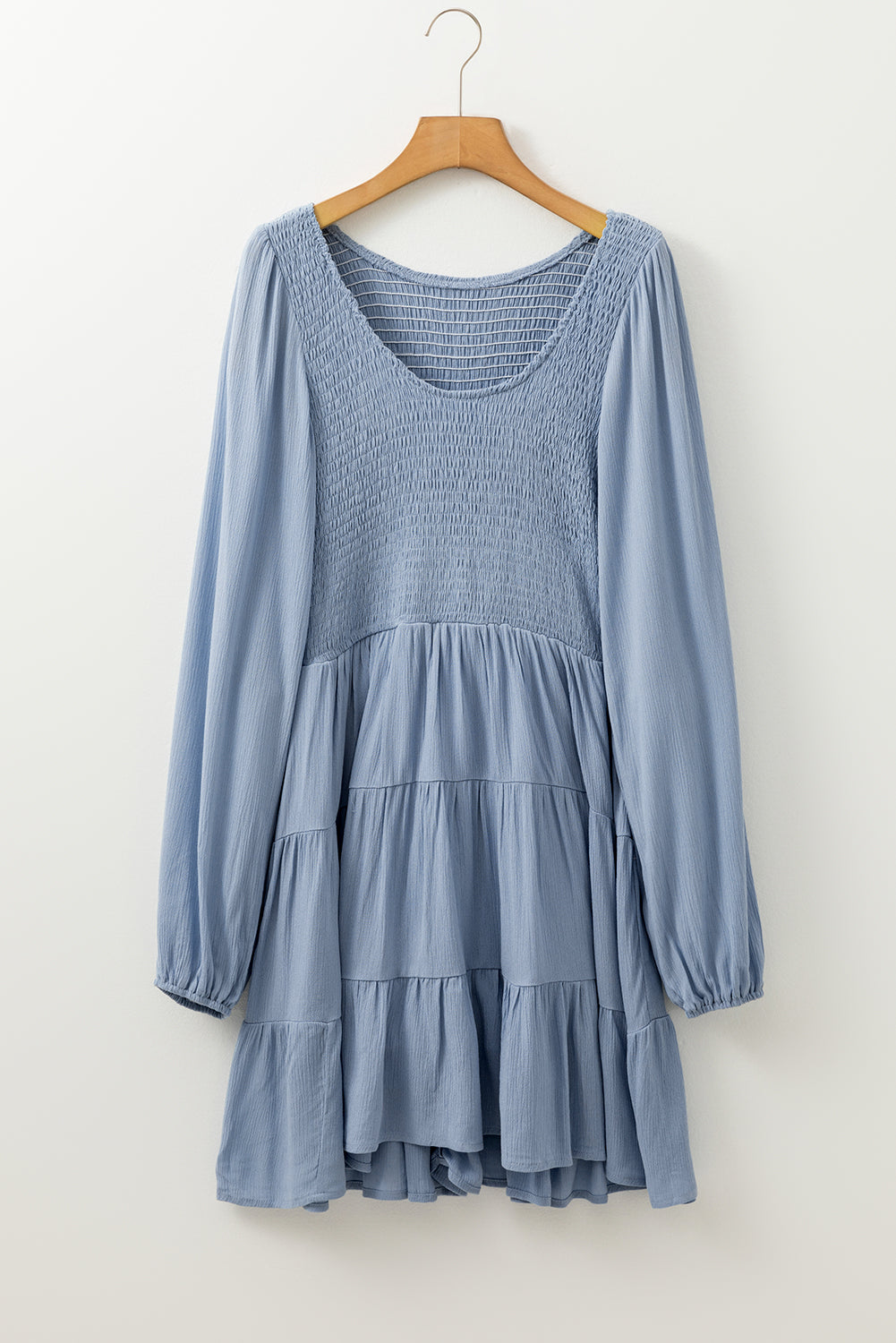 Mini-robe smockée a plusieurs niveaux et manches longues, col en V